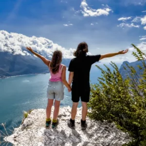 Blick auf den GardaSee und Michaela und Niclas Hand in Hand